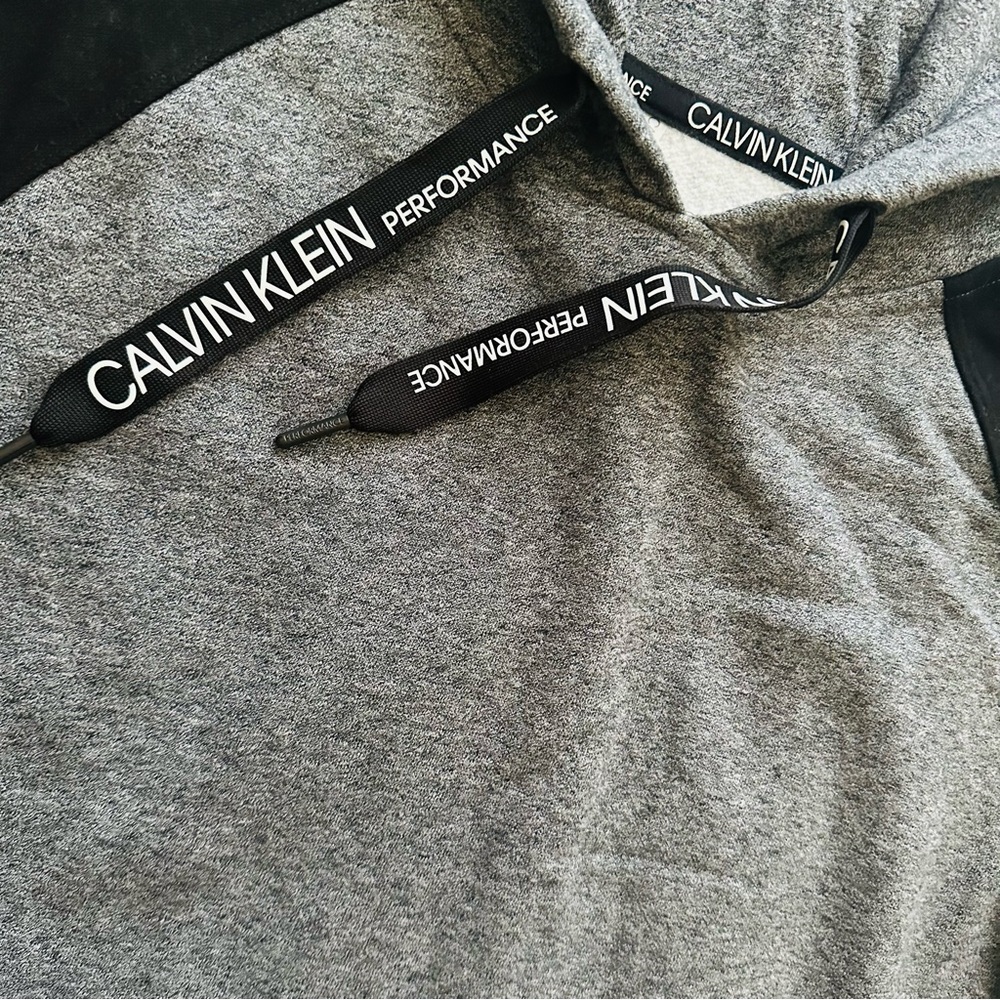 Calvin Klein cropped hoodie - Picture 6 of 8